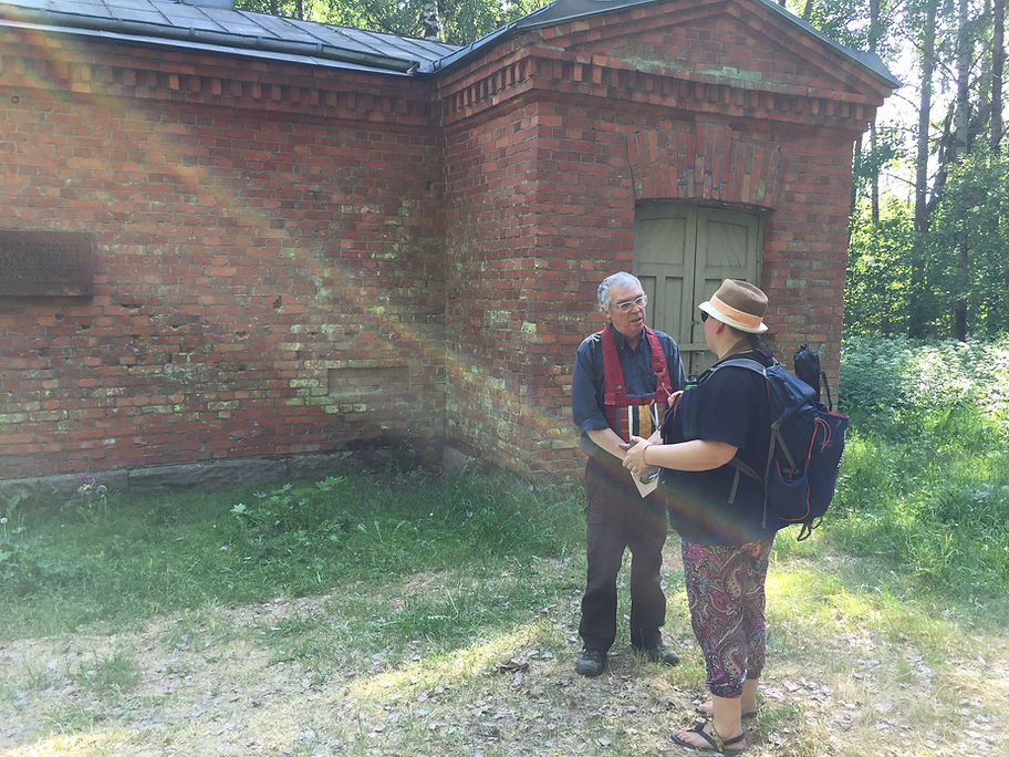 Roshi Frank with Maija Ijäs at the execution site in Hennala
