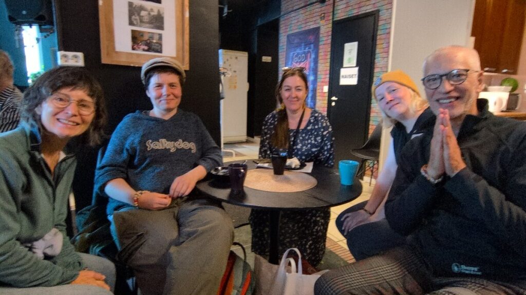 Participants having breakfast at the Vihreä keidas