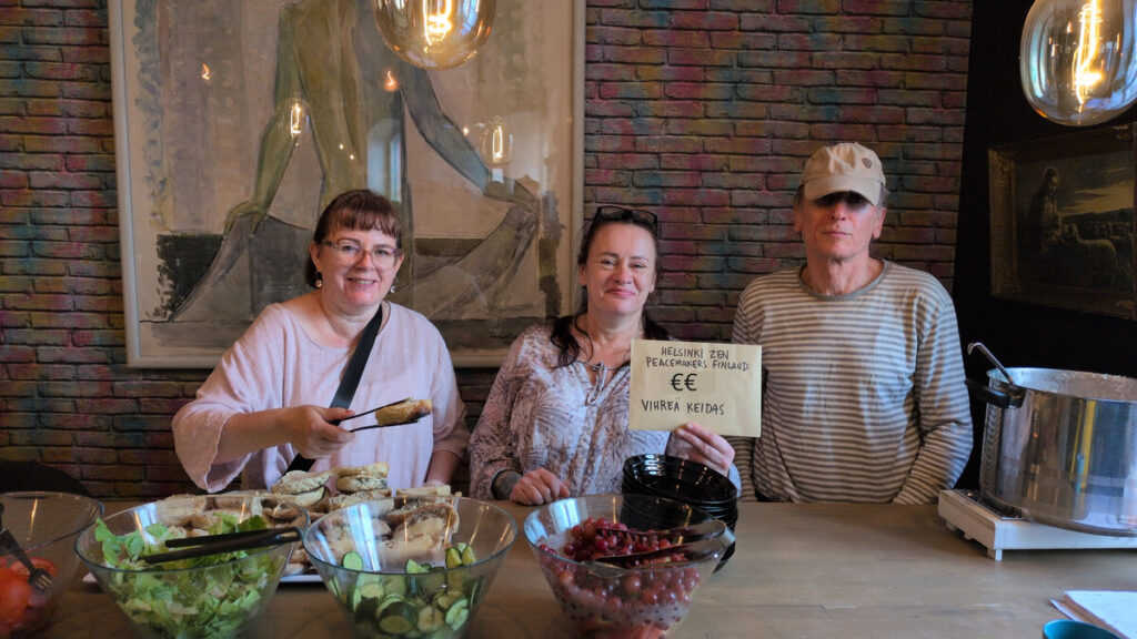 Members of the Vihreä keidas with donation